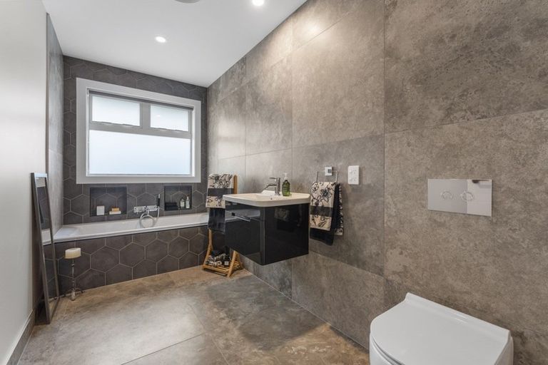 Photo of property in 16 Ivy Lane, Kelvin Grove, Palmerston North, 4414