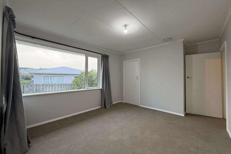 Photo of property in 52 Ruskin Road, Newlands, Wellington, 6037