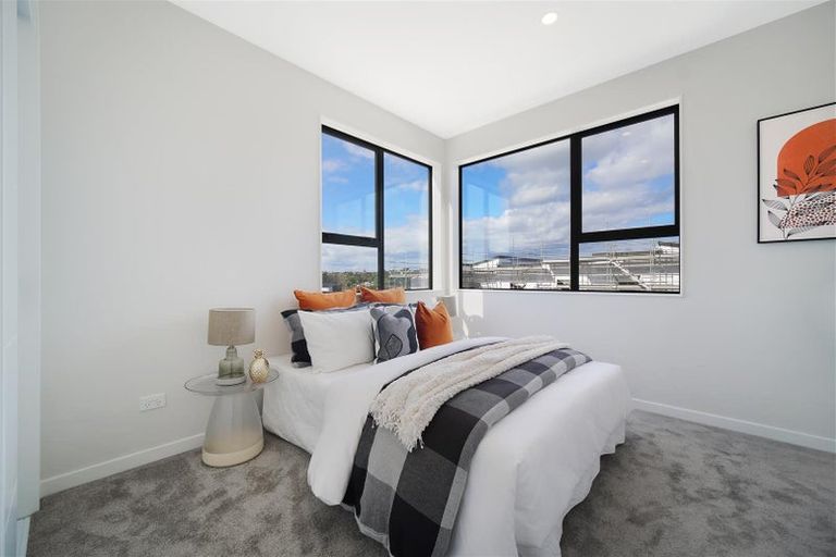 Photo of property in 17 Kuaha Road, Massey, Auckland, 0614