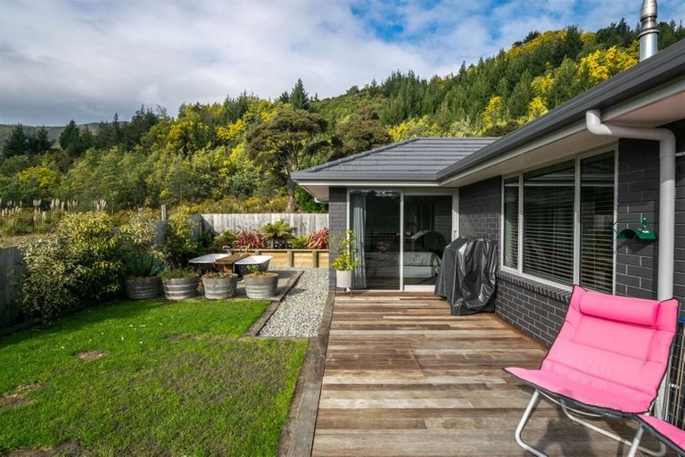 Photo of property in 112 Milton Terrace, Picton, 7220