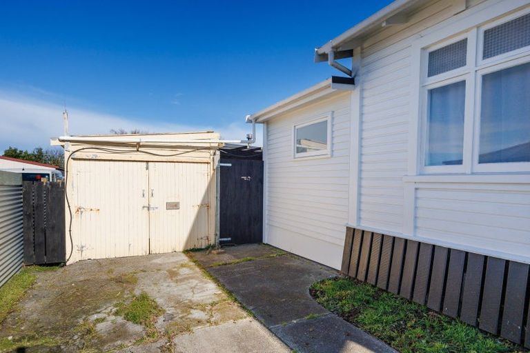 Photo of property in 2 Ngahina Street, Marton, 4710