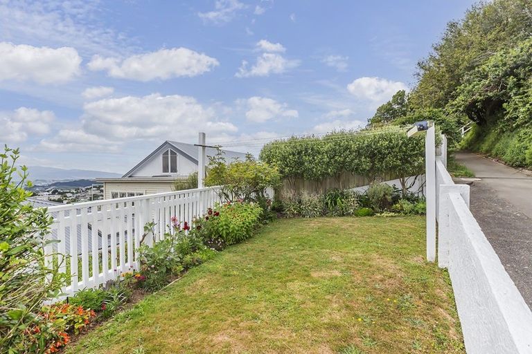 Photo of property in 35 Karepa Street, Brooklyn, Wellington, 6021