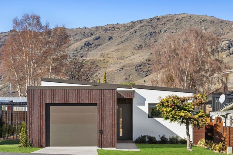 Photo of property in 28 Orient Street, Cromwell, 9310