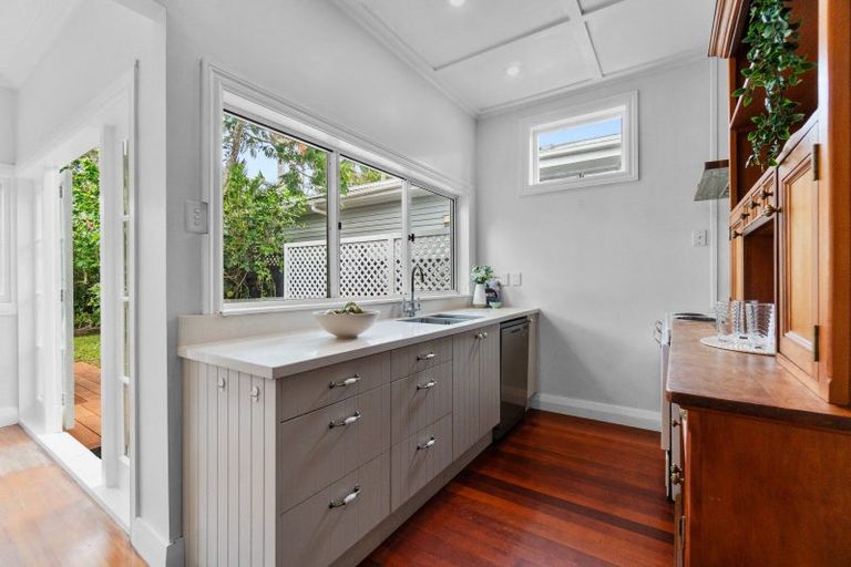 Photo of property in 15 Duders Avenue, Devonport, Auckland, 0624