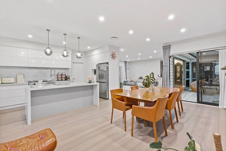 Photo of property in 26a Bernleigh Terrace, West Harbour, Auckland, 0618