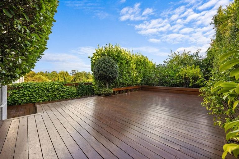 Photo of property in 4b Hilton Close, Fairview Heights, Auckland, 0632