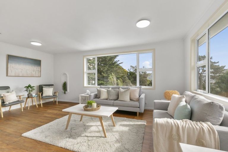 Photo of property in 9 Lomond Street, Newlands, Wellington, 6037