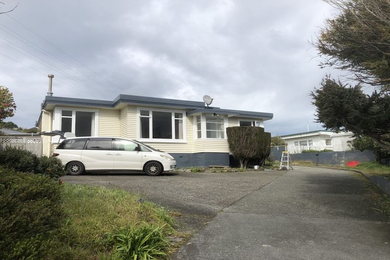 Photo of property in 54 Horokiwi Road West, Newlands, Wellington, 6037