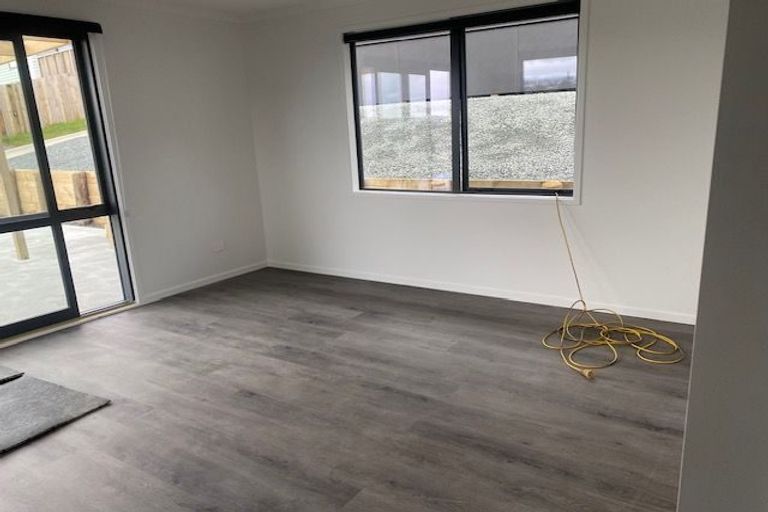 Photo of property in 1 Milla Mae Rise, Woodhill, 0110