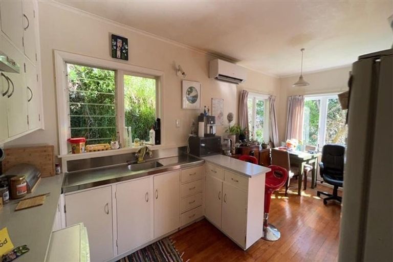 Photo of property in 17 Randwick Road, Northland, Wellington, 6012