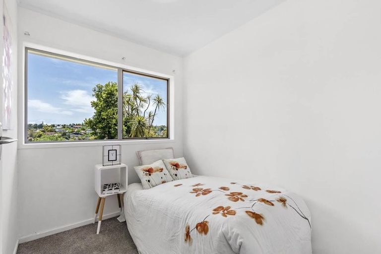 Photo of property in 2/12 Hollyhock Place, Browns Bay, Auckland, 0630