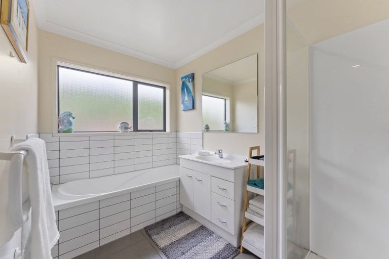 Photo of property in 5 Ronald Scott Grove, Riverstone Terraces, Upper Hutt, 5018