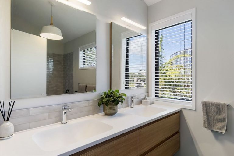 Photo of property in 17b Rangitoto Terrace, Milford, Auckland, 0620