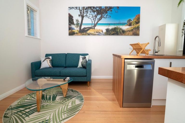 Photo of property in 197 Sutherland Road, Lyall Bay, Wellington, 6022