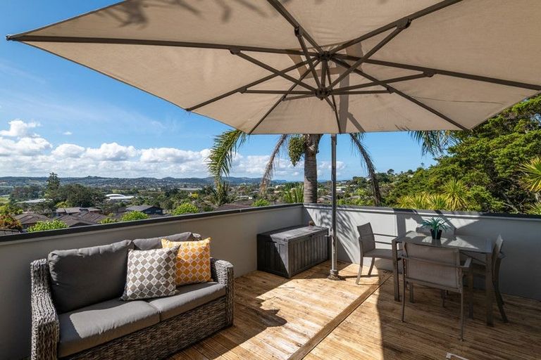 Photo of property in 15 Seagate Place, Red Beach, 0932