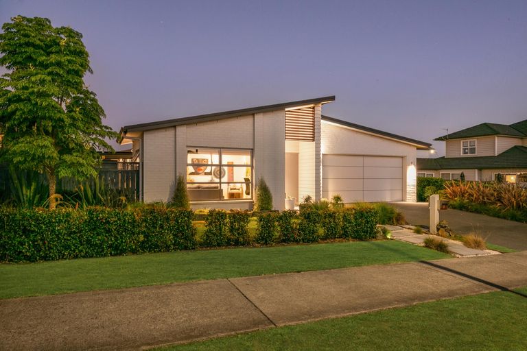 Photo of property in 17 Gelderland Way, Karaka, Papakura, 2113