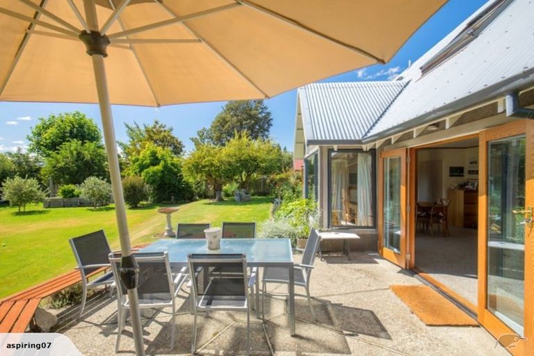 Photo of property in 16 Heuchan Lane, Wanaka, 9305