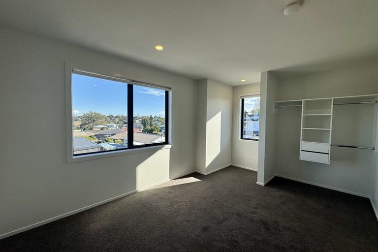 Photo of property in 1/506 Glenfield Road, Bayview, Auckland, 0629