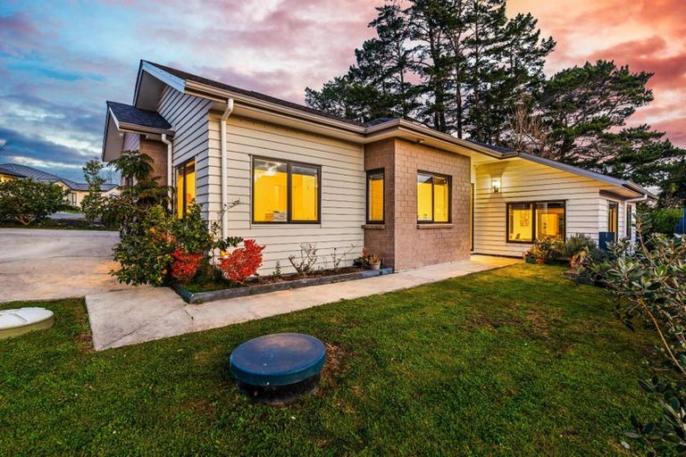 Photo of property in 2 Tarara Lane, Kumeu, 0810