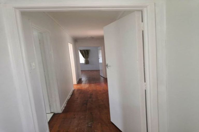 Photo of property in 30 Kingdale Road, Henderson, Auckland, 0610