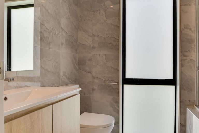 Photo of property in 7/21 Akoranga Drive, Northcote, Auckland, 0627