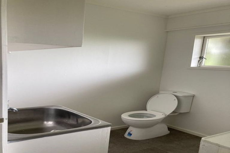 Photo of property in 28 Woodhouse Avenue, Karori, Wellington, 6012