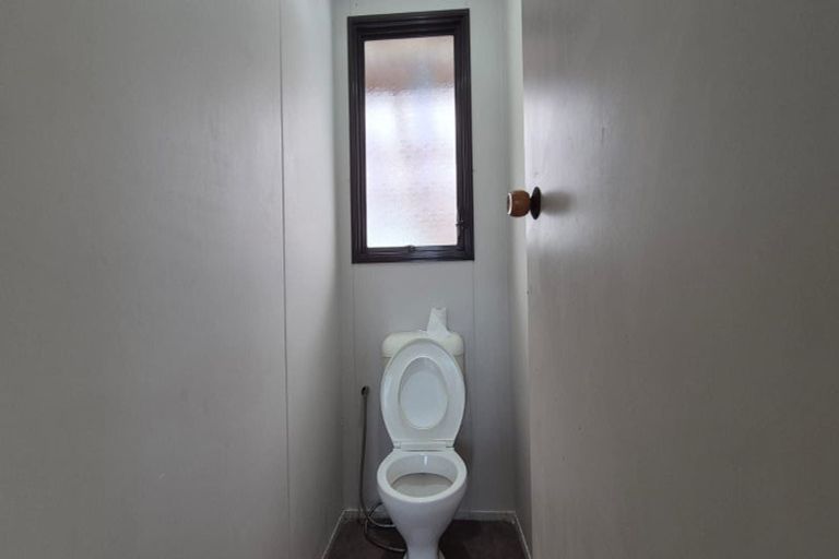 Photo of property in 1/29 Devonshire Road, Unsworth Heights, Auckland, 0632