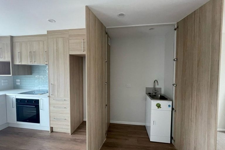 Photo of property in 2 Mikoikoi Crescent, Mangere Bridge, Auckland, 2022