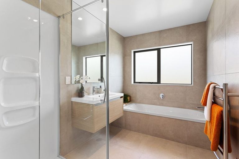 Photo of property in 24 Port Way, Rosehill, 2113