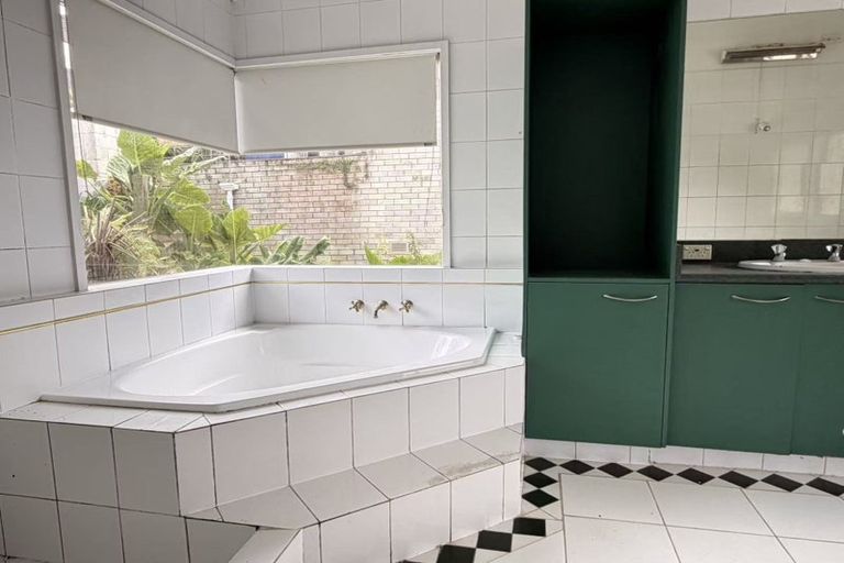 Photo of property in 635 Glenfield Road, Totara Vale, Auckland, 0629