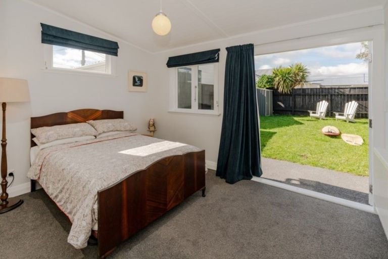 Photo of property in 187 Onepu Road, Lyall Bay, Wellington, 6022