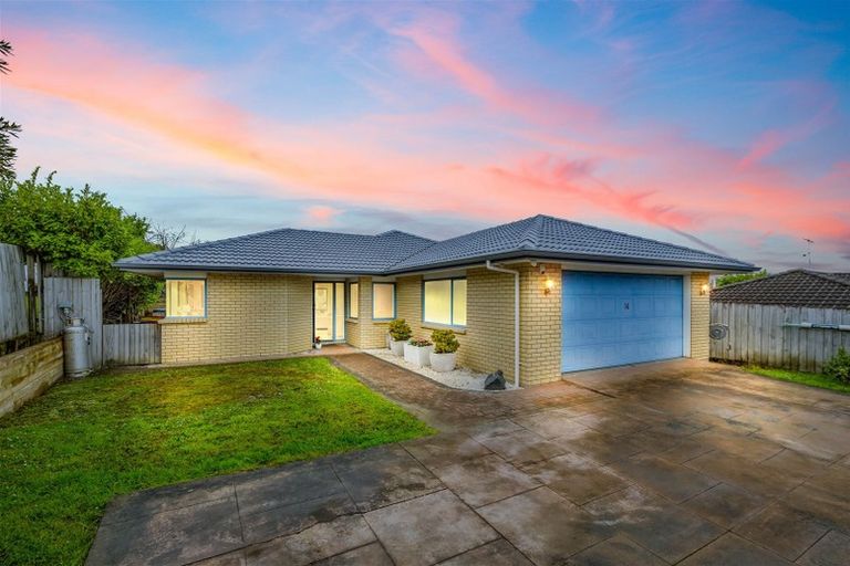 Photo of property in 14 Ginders Drive, Massey, Auckland, 0614