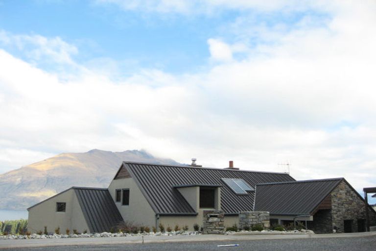 Photo of property in 10 Peregrine Place, Queenstown, 9300