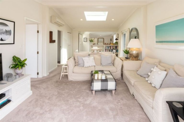 Photo of property in 278 Queens Drive, Lyall Bay, Wellington, 6022