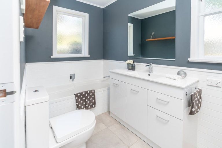 Photo of property in 16 Omega Street, Newlands, Wellington, 6037