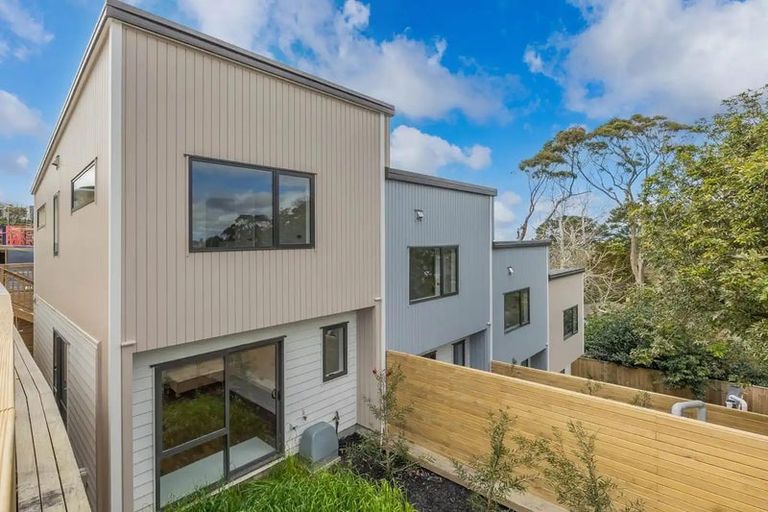 Photo of property in 44d Cyclarama Crescent, Massey, Auckland, 0614