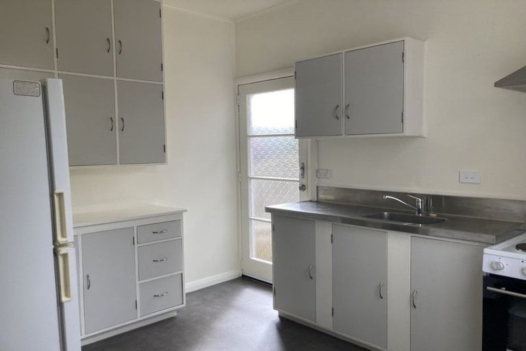 Photo of property in 98a Northland Road, Northland, Wellington, 6012
