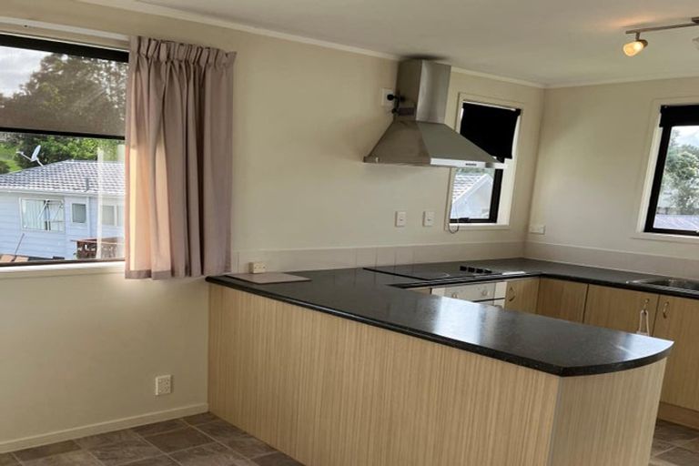 Photo of property in 8 Louise Place, West Harbour, Auckland, 0618
