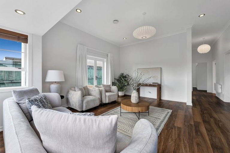 Photo of property in 15 Wallath Road, Westown, New Plymouth, 4310