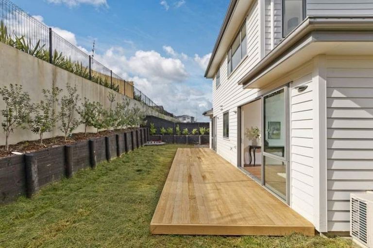 Photo of property in 10 Syd Grant Crescent, Orewa, 0931