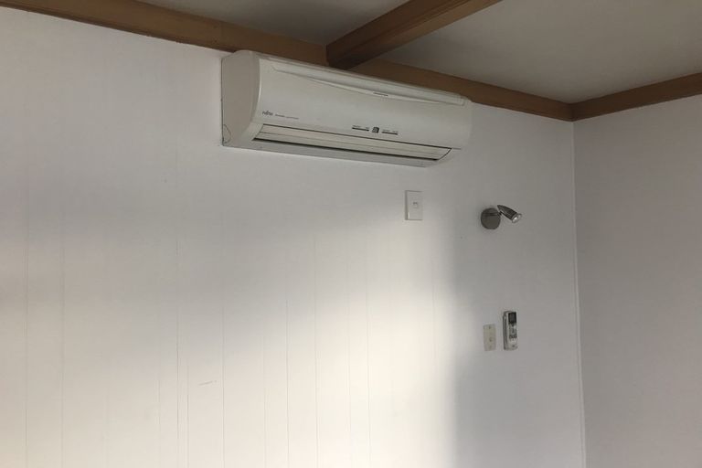 Photo of property in 41 Hungerford Road, Lyall Bay, Wellington, 6022