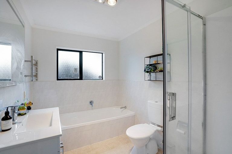 Photo of property in 17 Glenveagh Park Drive, Weymouth, Auckland, 2103