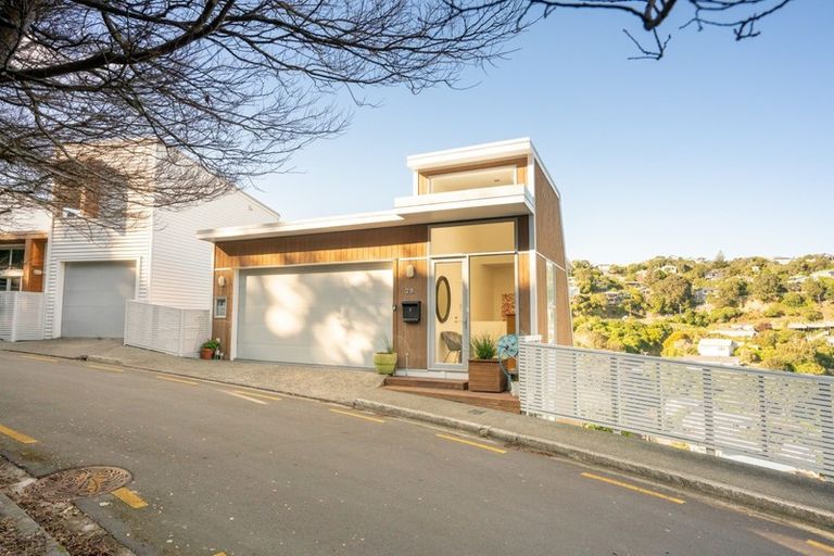 Photo of property in 28 Tiketike Way, Brooklyn, Wellington, 6021