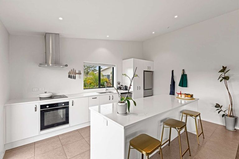 Photo of property in 14 Rauta Way, Helensville, 0800