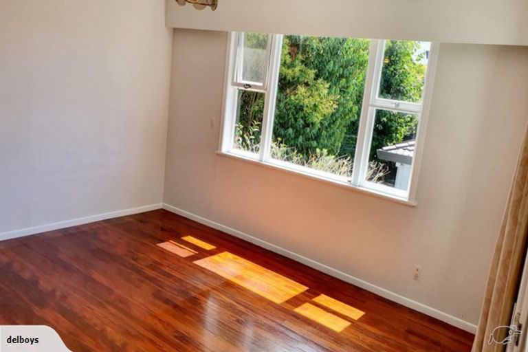 Photo of property in 18 Bond Crescent, Forrest Hill, Auckland, 0620