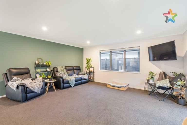 Photo of property in 2 Mooring Close, Whitby, Porirua, 5024