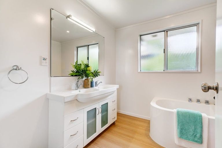 Photo of property in 24 Oakmont Place, Wattle Downs, Auckland, 2103