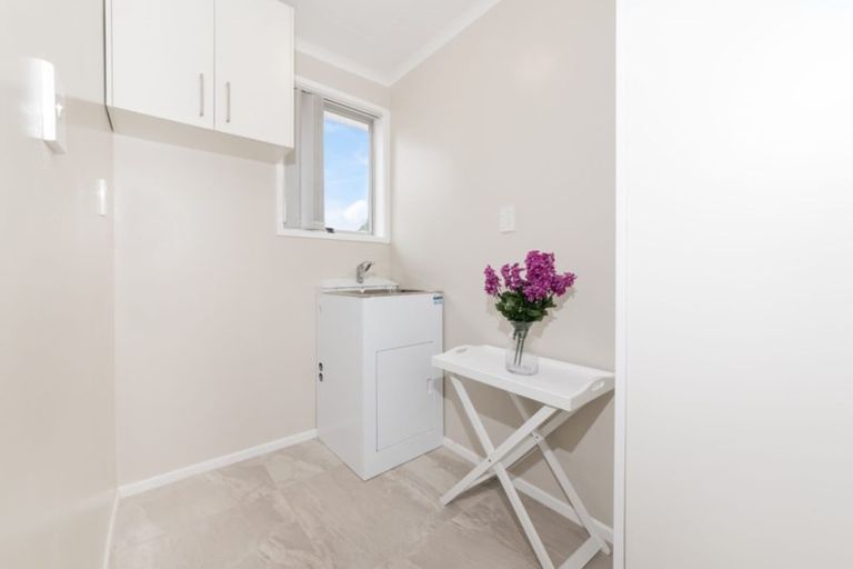 Photo of property in 10 Killington Crescent, Mangere, Auckland, 2022
