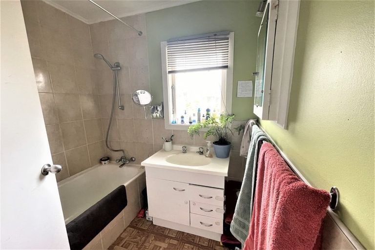Photo of property in 27 Kervil Avenue, Te Atatu Peninsula, Auckland, 0610