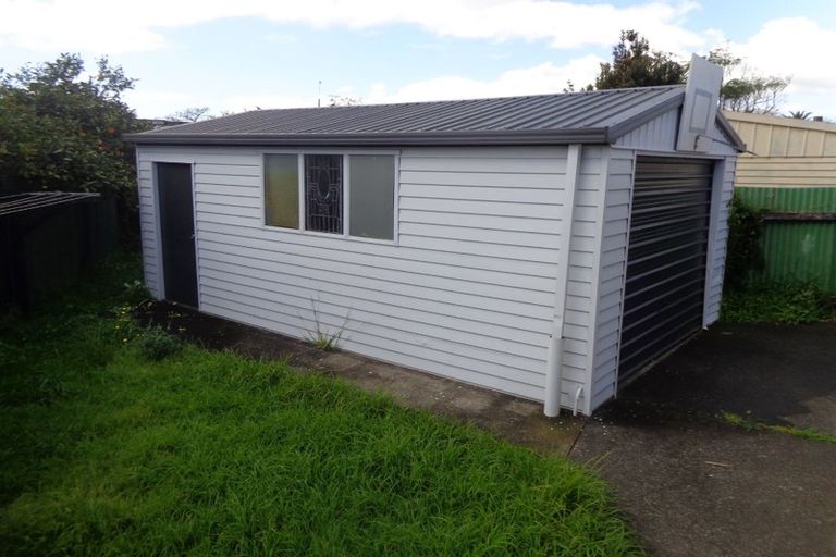 Photo of property in 43a Graham Avenue, Te Atatu Peninsula, Auckland, 0610
